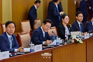 이재명 대통령이 7월 9일(현지 시간) 몽골 울란바타르 정부청사에서 열린 오흐나 후렐수흐 대통령과의 정상회담에서 참석자의 발언을 듣고 있다.