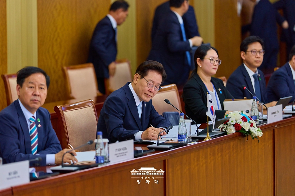이재명 대통령이 7월 9일(현지 시간) 몽골 울란바타르 정부청사에서 열린 오흐나 후렐수흐 대통령과의 정상회담에서 참석자의 발언을 듣고 있다.