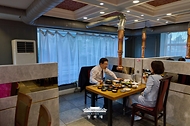 몽골을 국빈 방문 중인 이재명 대통령과 김혜경 여사가 7월 9일(현지 시간) 울란바타르 '서울의 거리' 한국 식당에서 저녁 식사를 하고 있다.