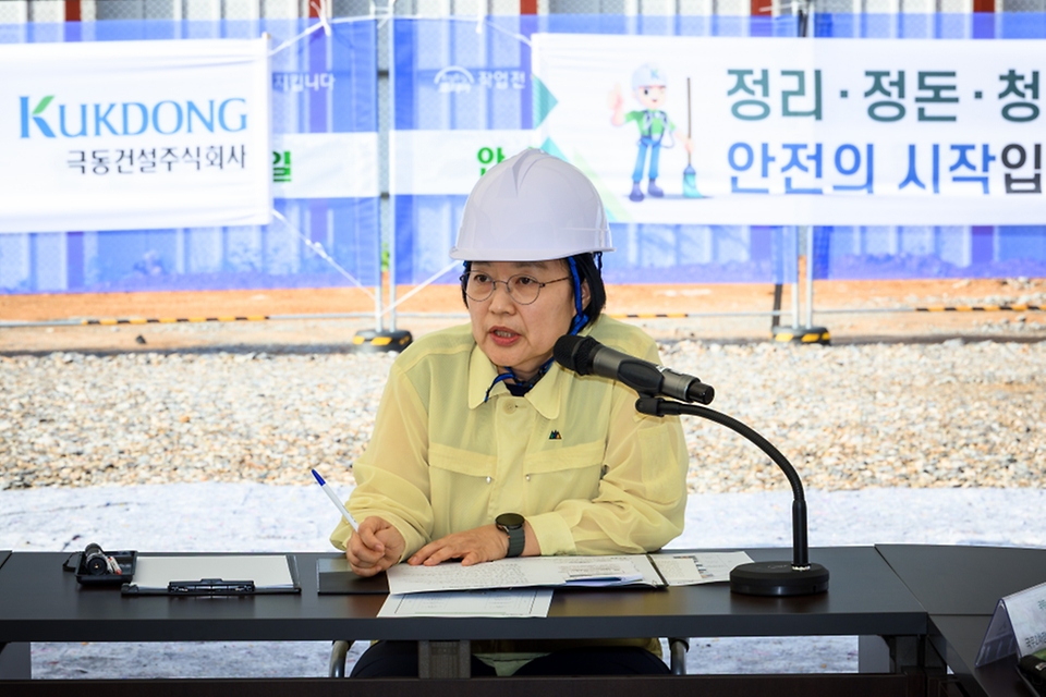 한성숙 국무총리가 7월 9일 3기 신도시 주택공급 현장인 경기도 고양시 덕양구 고양창릉지구 현장 점검에 나서고 있다.
