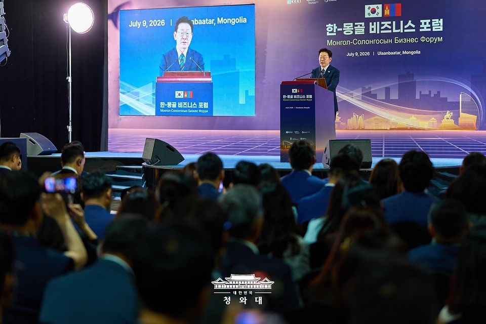 이재명 대통령이 7월 9일(현지 시간) 몽골 울란바타르 한 호텔에서 열린 한-몽골 비즈니스 포럼에서 축사를 하고 있다.