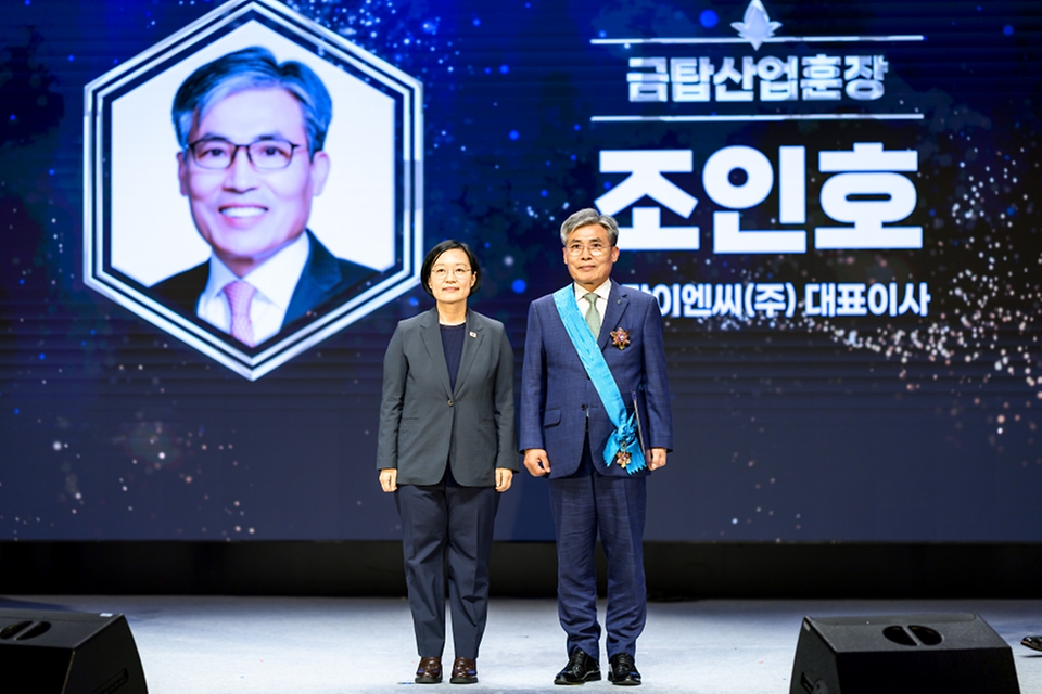 한성숙 국무총리가 7월 9일 강남구 건설회관에서 열린 '건설의 날' 기념식에서 축사를 하고 있다.