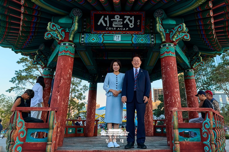 몽골을 국빈 방문 중인 이재명 대통령과 김혜경 여사가 7월 9일(현지 시간) 울란바타르 '서울의 거리'에서 기념촬영을 하고 있다.