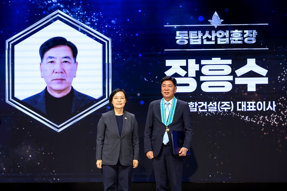 한성숙 국무총리가 7월 9일 강남구 건설회관에서 열린 '건설의 날' 기념식에서 축사를 하고 있다.