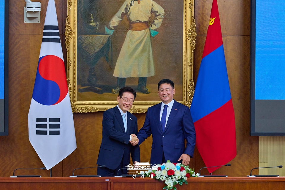 이재명 대통령과 오흐나 후렐수흐 몽골 대통령이 7월 9일(현지 시간) 울란바타르 정부청사에서 정상회담에 앞서 악수하고 있다.