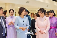 이재명 대통령과 함께 몽골을 국빈 방문한 김혜경 여사가 7월 9일(현지 시간) 울란바타르 칭기즈칸 박물관에서 오흐나 후렐수흐 대통령의 부인 롭상도르지 벌러르체첵 여사와 대화하며 이동하고 있다.