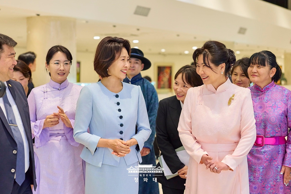 이재명 대통령과 함께 몽골을 국빈 방문한 김혜경 여사가 7월 9일(현지 시간) 울란바타르 칭기즈칸 박물관에서 오흐나 후렐수흐 대통령의 부인 롭상도르지 벌러르체첵 여사와 대화하며 이동하고 있다.