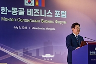 이재명 대통령이 7월 9일(현지 시간) 몽골 울란바타르 한 호텔에서 열린 한-몽골 비즈니스 포럼에서 축사를 하고 있다.