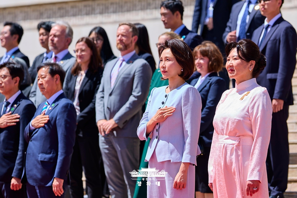 김혜경 여사가 7월 9일(현지 시간) 몽골 울란바타르 수흐바타르 광장에서 열린 국빈 방문 공식 환영식에서 국기에 경례하고 있다.