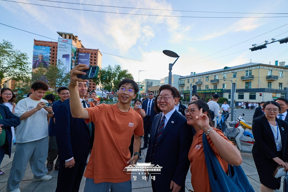 몽골을 국빈 방문 중인 이재명 대통령과 김혜경 여사가 7월 9일(현지 시간) 울란바타르 '서울의 거리'에서 시민들과 인사하고 있다.