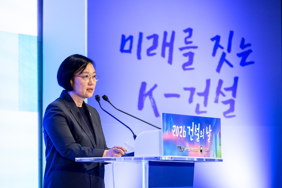 한성숙 국무총리가 7월 9일 강남구 건설회관에서 열린 '건설의 날' 기념식에서 축사를 하고 있다.
