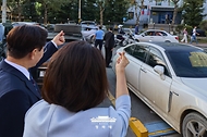 몽골을 국빈 방문 중인 이재명 대통령과 김혜경 여사가 7월 9일(현지 시간) 울란바타르 '서울의 거리'에서 시민들과 인사하고 있다.