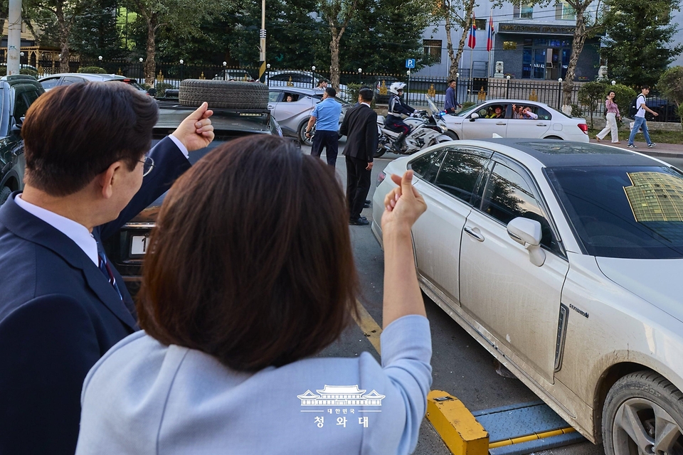 몽골을 국빈 방문 중인 이재명 대통령과 김혜경 여사가 7월 9일(현지 시간) 울란바타르 '서울의 거리'에서 시민들과 인사하고 있다.