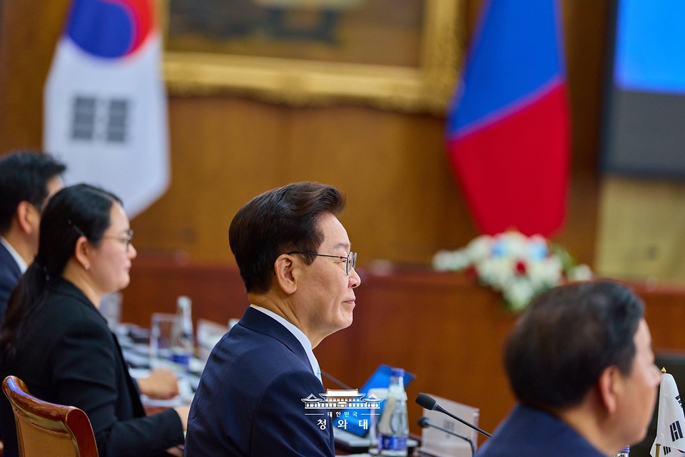 이재명 대통령이 7월 9일(현지 시간) 몽골 울란바타르 정부청사에서 열린 오흐나 후렐수흐 대통령과의 정상회담에서 발언하고 있다.
