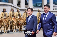 몽골을 국빈 방문한 이재명 대통령이 7월 9일(현지 시간) 울란바타르 수흐바타르 광장에서 열린 공식 환영식에서 오흐나 후렐수흐 대통령과 의장대를 사열하고 있다.