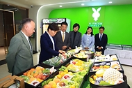 송미령 농림축산식품부 장관이 7월 8일~7월 9일(현지 시간) 몽골 울란바타르에서 현지 소비자가 참여하는 K-Fresh 체험 행사와 국산 식재료를 사용한 K-편의점 간편식 시식 간담회를 개최하고, K-푸드 수출 확대를 위해 농축산물 등을 홍보하고 있다.