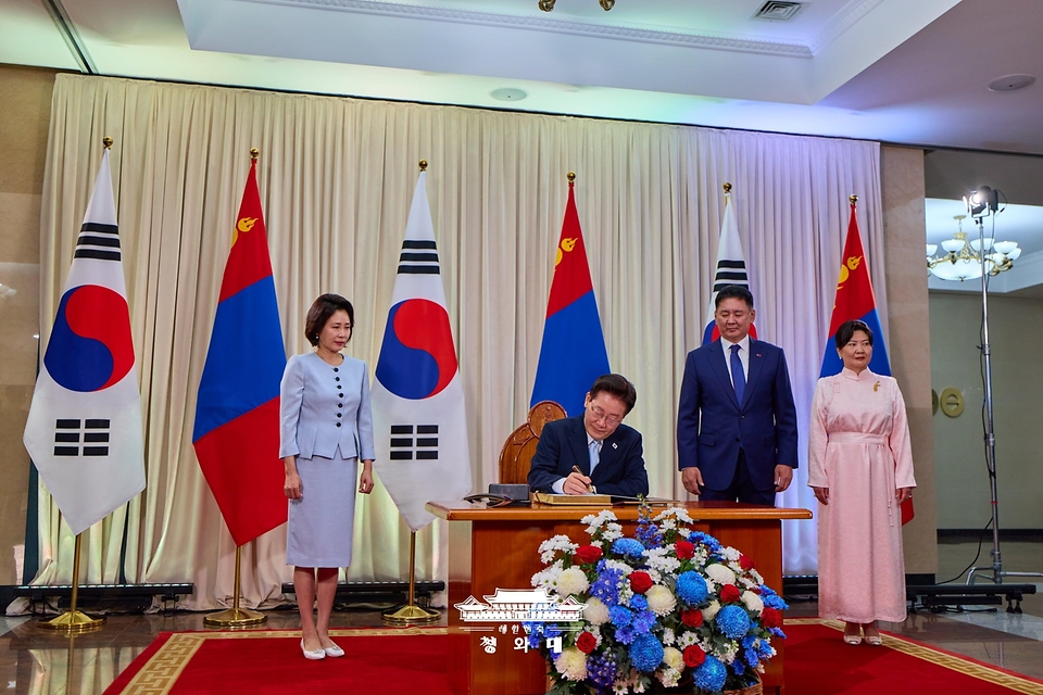 몽골을 국빈 방문한 이재명 대통령이 7월 9일(현지 시간) 울란바타르 정부청사에서 방명록 서명을 하고 있다.