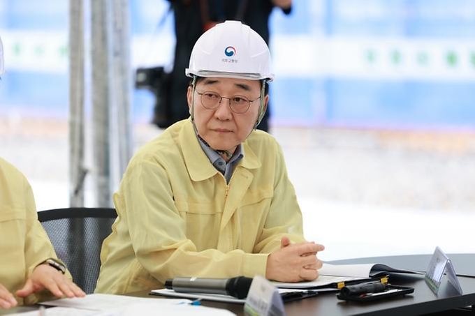 한성숙 국무총리와 김윤덕 국토교통부 장관이 7월 9일 경기도 고양시 덕양구 고양창릉 지구를 방문해 3기 신도시 추진 현황을 점검하고 있다.