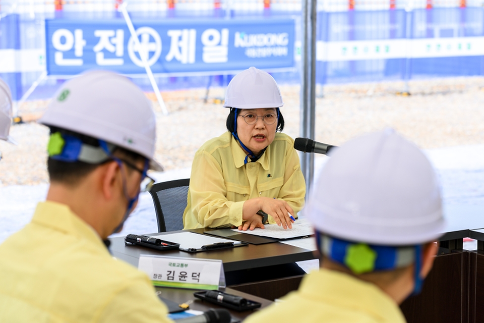 한성숙 국무총리가 7월 9일 3기 신도시 주택공급 현장인 경기도 고양시 덕양구 고양창릉지구 현장 점검에 나서고 있다.
