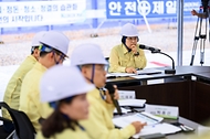 한성숙 국무총리가 7월 9일 3기 신도시 주택공급 현장인 경기도 고양시 덕양구 고양창릉지구 현장 점검에 나서고 있다.
