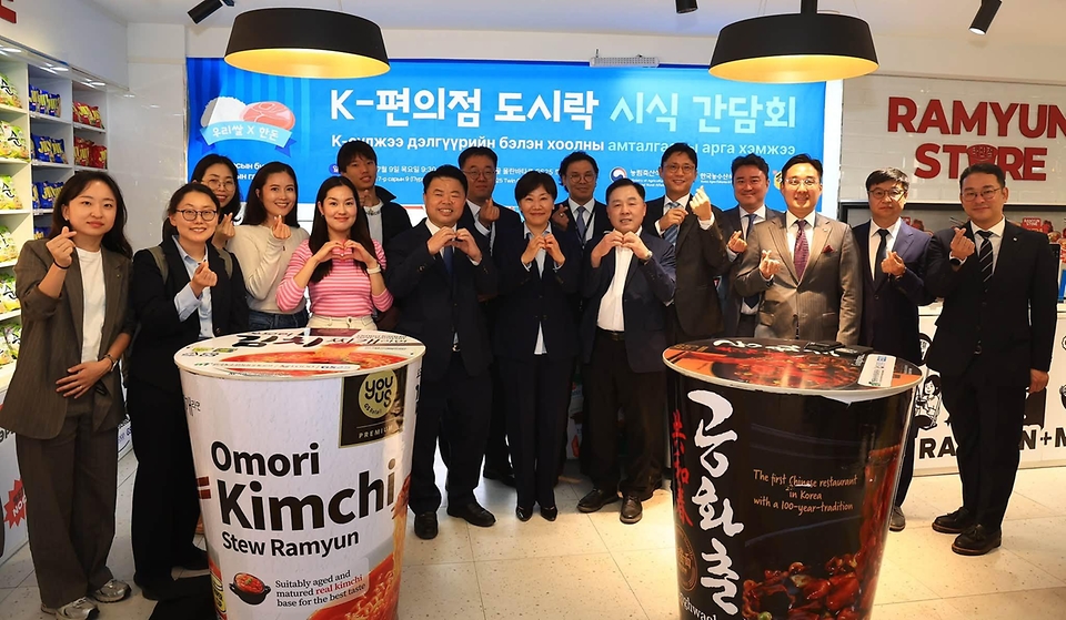 송미령 농림축산식품부 장관이 7월 8일~7월 9일(현지 시간) 몽골 울란바타르에서 현지 소비자가 참여하는 K-Fresh 체험 행사와 국산 식재료를 사용한 K-편의점 간편식 시식 간담회를 개최하고, K-푸드 수출 확대를 위해 농축산물 등을 홍보하고 있다.
