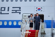 몽골 국빈 방문 공식일정을 마치고 귀국하는 이재명 대통령과 김혜경 여사가 7월 11일(현지 시간) 칭기스칸 국제공항 한국행 공군 1호기에서 환송객에게 인사하고 있다.