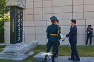 이재명 대통령이 7월 10일(현지 시간) 몽골 울란바타르 이태준 열사 기념공원에서 가묘에 헌화하고 있다.