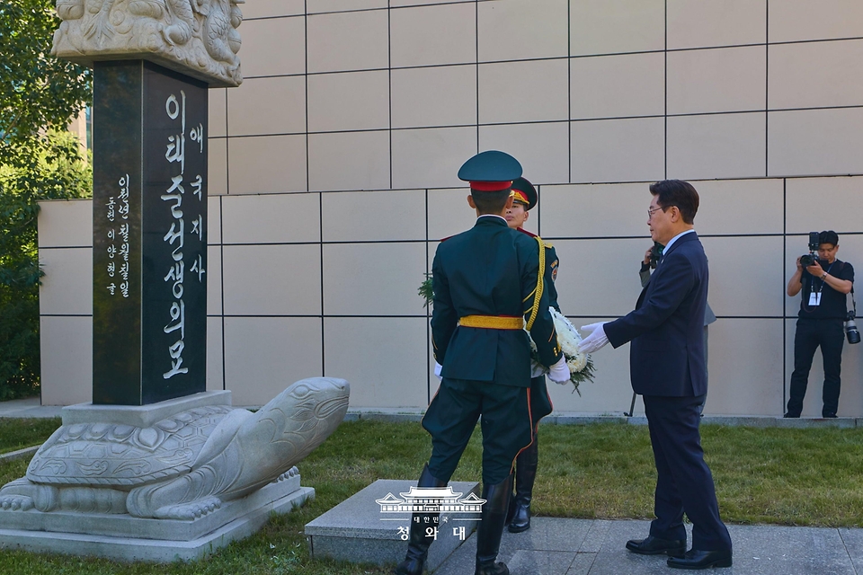 이재명 대통령이 7월 10일(현지 시간) 몽골 울란바타르 이태준 열사 기념공원에서 가묘에 헌화하고 있다.