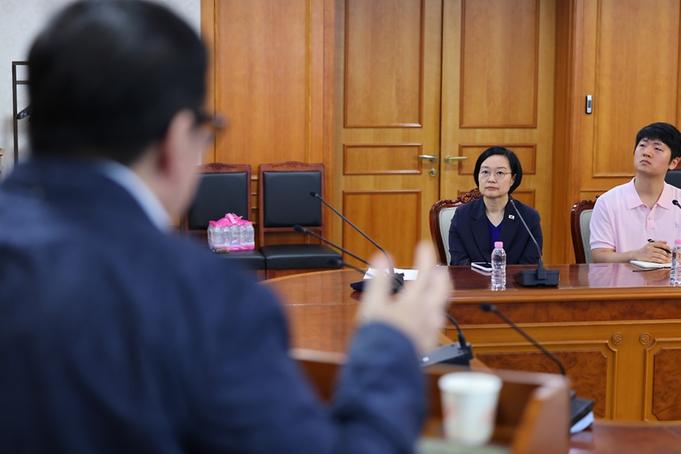 한성숙 국무총리가 7월 10일 서울 종로구 정부서울청사에서 열린 총리실 주요 간부 및 직원대상 인공지능(AI) 강연에 참석하고 있다.
