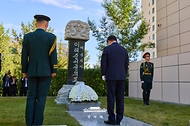 이재명 대통령이 7월 10일(현지 시간) 몽골 울란바타르 이태준 열사 기념공원에서 가묘에 헌화 후 묵념하고 있다.