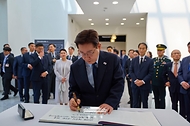 이재명 대통령이 7월 10일(현지 시간) 몽골 울란바타르 이태준 열사 기념관에서 방명록을 작성하고 있다.