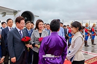 몽골 국빈 방문 공식일정을 마치고 귀국하는 이재명 대통령과 김혜경 여사가 7월 11일(현지 시간) 칭기스칸 국제공항에서 바트뭉흐 바트체첵 몽골 외교부 장관과 인사하고 있다.