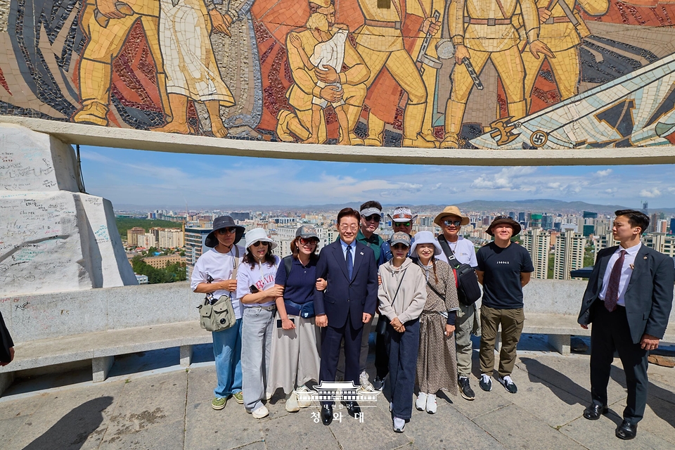 몽골을 국빈방문 중인 이재명 대통령이 7월 10일(현지 시간) 울란바타르 자이승 전망대에서 시민들과 기념 촬영하고 있다.