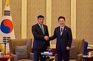 몽골을 국빈 방문 중인 이재명 대통령이 7월 10일(현지 시간) 울란바타르 한 호텔에서 산닥 뱜바척트 국회의장과 면담 전 악수하고 있다.