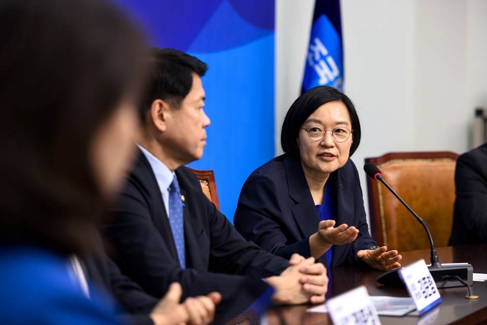 한성숙 국무총리가 7월 10일 국회에서 취임 인사차 조국혁신당을 방문, 김준형 당 대표 권한대행과 면담하고 있다.