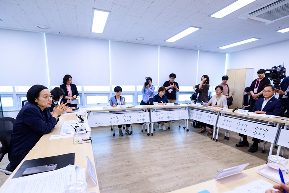 한성숙 국무총리가 7월 10일 모두의 생리대 시범사업 현장인 서울 광진구 구의2동 주민센터를 방문, 설치된 수동지급기를 살펴보고 있다.