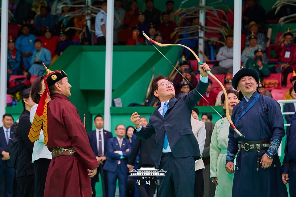 몽골을 국빈방문 중인 이재명 대통령이 7월 11일(현지 시간) 울란바타르 나담축제장에서 전통 활을 쏘고 있다.