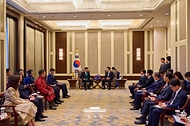 몽골을 국빈 방문 중인 이재명 대통령이 7월 10일(현지 시간) 울란바타르 한 호텔에서 산닥 뱜바척트 국회의장과 면담하고 있다.