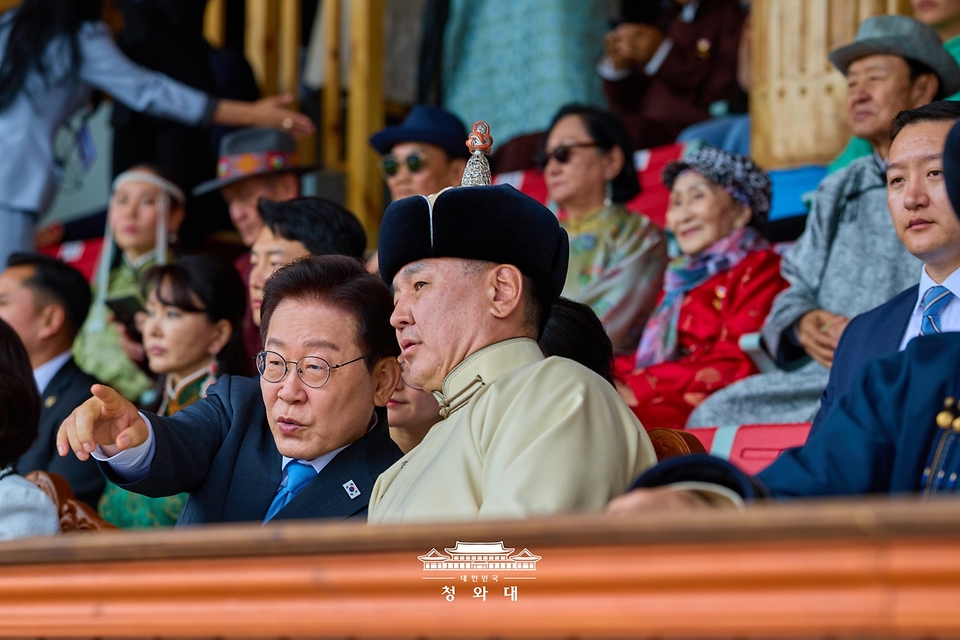 이재명 대통령과 김혜경 여사가 7월 11일(현지 시간) 몽골 울란바타르 국립체육경기장에서 오흐나 후렐수흐 대통령과 나담축제 개막식을 보고 있다.