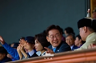 이재명 대통령과 김혜경 여사가 7월 11일(현지 시간) 몽골 울란바타르 국립체육경기장에서 오흐나 후렐수흐 대통령과 나담축제 개막식을 보고 있다.