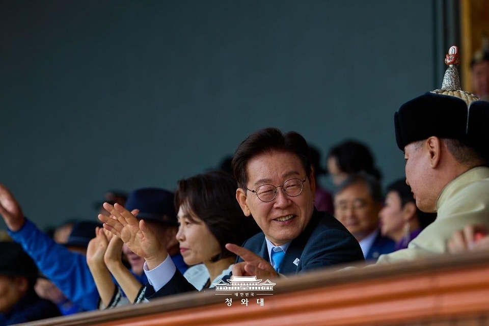 이재명 대통령과 김혜경 여사가 7월 11일(현지 시간) 몽골 울란바타르 국립체육경기장에서 오흐나 후렐수흐 대통령과 나담축제 개막식을 보고 있다.