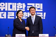 한성숙 국무총리가 7월 10일 국회를 방문해 더불어민주당 한병도 대표 직무대행 겸 원내대표와 면담하고 있다.