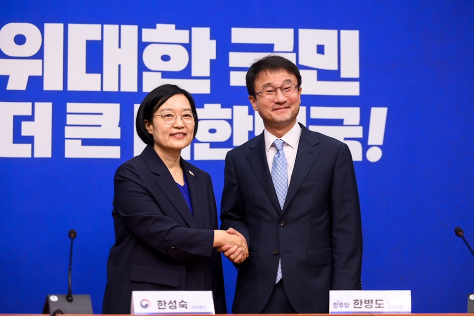 한성숙 국무총리가 7월 10일 국회를 방문해 더불어민주당 한병도 대표 직무대행 겸 원내대표와 면담하고 있다.