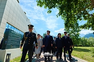 이재명 대통령이 7월 10일(현지 시간) 몽골 울란바타르 이태준 열사 기념공원에서 헌화하기 위해 이동하고 있다.