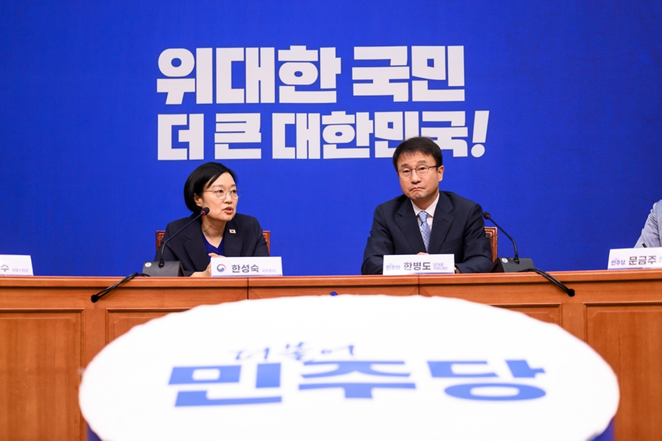 한성숙 국무총리가 7월 10일 국회를 방문해 더불어민주당 한병도 대표 직무대행 겸 원내대표와 면담하고 있다.