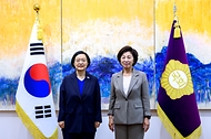 한성숙 국무총리가 7월 10일 국회에서 남인순 국회부의장과 면담 및 기념 촬영하고 있다.