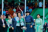 이재명 대통령과 함께 몽골을 국빈 방문 중인 김혜경 여사가 7월 11일(현지 시간) 울란바타르 나담축제장에서 전통활쏘기를 체험하고 있다.
