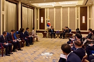 몽골을 국빈 방문 중인 이재명 대통령이 7월 10일(현지 시간) 울란바타르 한 호텔에서 냠오소르 오츠랄 총리와 면담하고 있다.