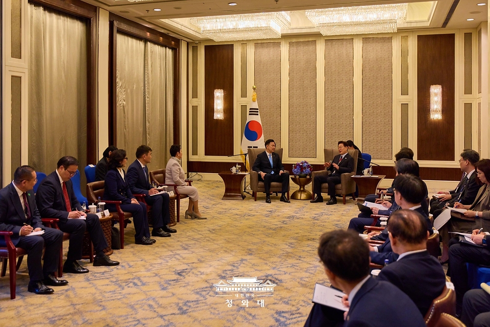 몽골을 국빈 방문 중인 이재명 대통령이 7월 10일(현지 시간) 울란바타르 한 호텔에서 냠오소르 오츠랄 총리와 면담하고 있다.