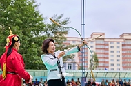 이재명 대통령과 함께 몽골을 국빈 방문 중인 김혜경 여사가 7월 11일(현지 시간) 울란바타르 나담축제장에서 전통 활을 쏘고 있다.